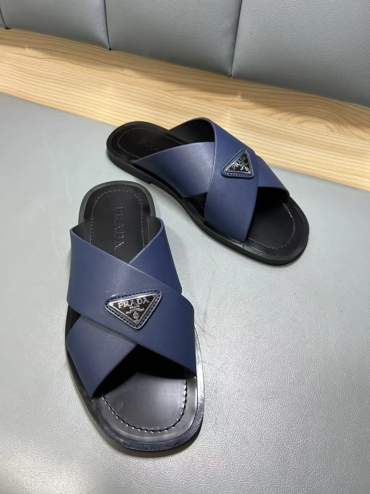 340💰PRADA Prada’s latest slippers are synchronized with the official website. This slipper is made of the brand’s unique and iconic Saffiano leather. The brand logo jumps out from the double straps, and the brand style is clearly visible. Cowhide gives men elegant charm and functional design, making it an ideal choice for vacation and leisure. Size:38-45